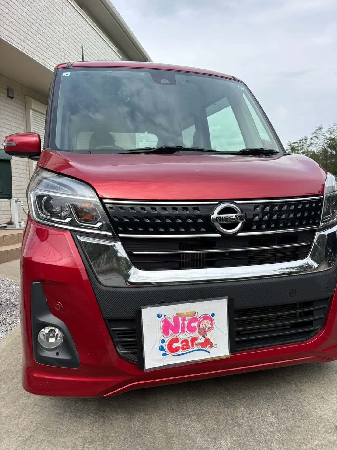 日産 デイズ ルークス(赤)を前から見たところ