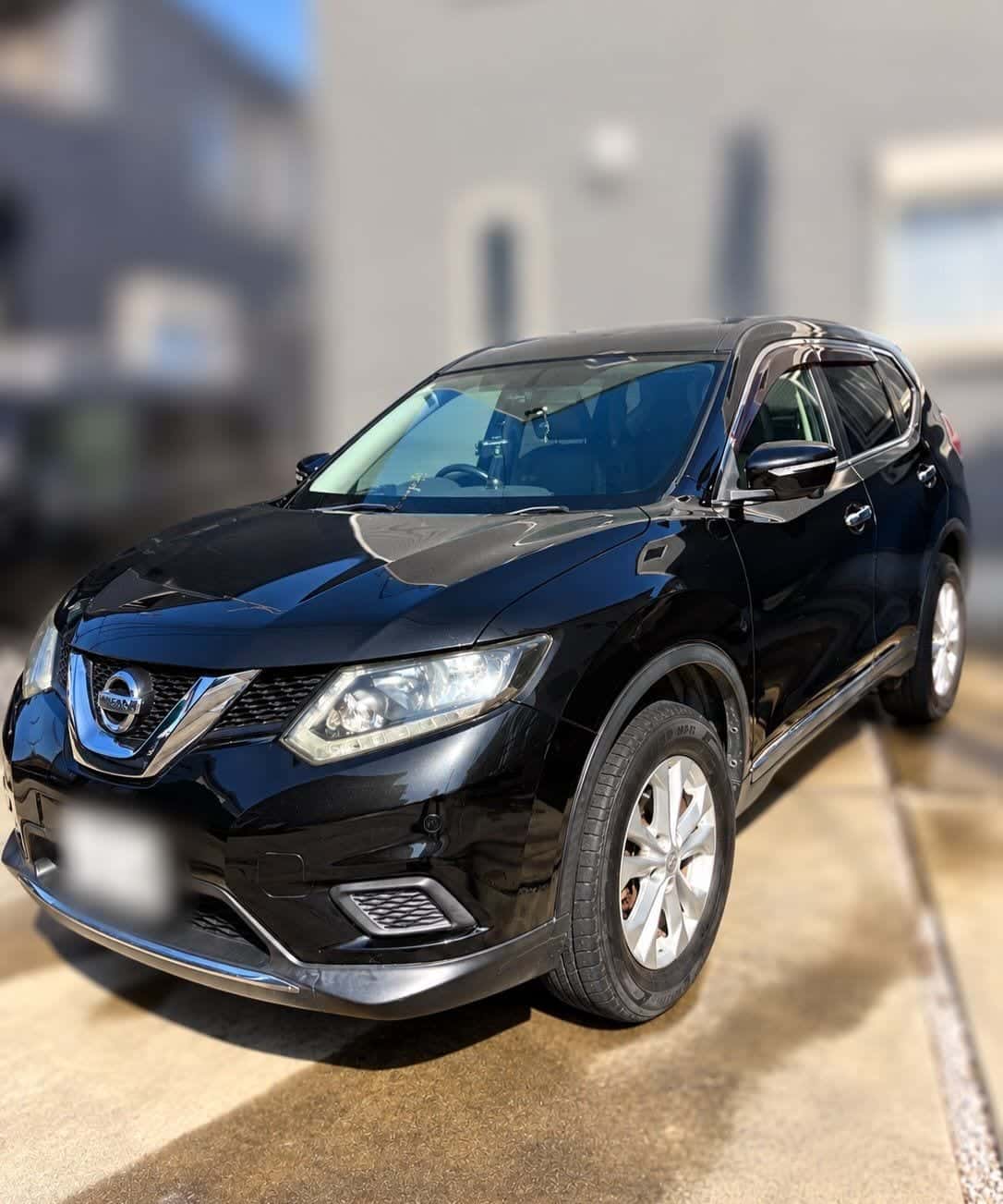 日産 エクストレイル(黒)を前から見たところ
